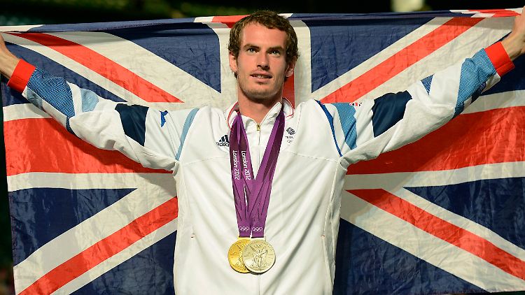 Andy Murray mit dem Union Jack und seinen beiden Medaillen bei den Olympischen Spielen 2012.