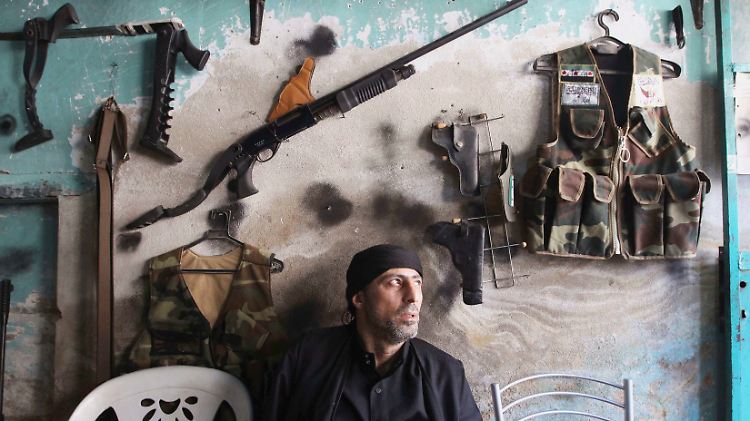 Militärisch sind die Rebellen den Regierungstruppen unterlegen: Blick in ein Geschäft in Aleppo, in dem Waffen repariert werden.