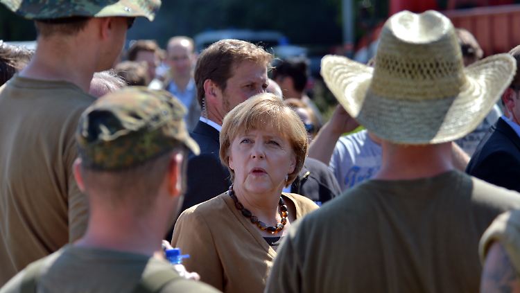 Ohne Märchenbuch in der Hochwasserregion Bitterfeld unterwegs: Nach Einschätzung von Politikwissenschaftlern stärkte die Flut Merkels Image als Krisenlenkerin.