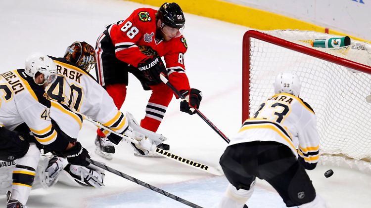 Chicagos Kane trifft zum 1:0 gegen die Bruins.