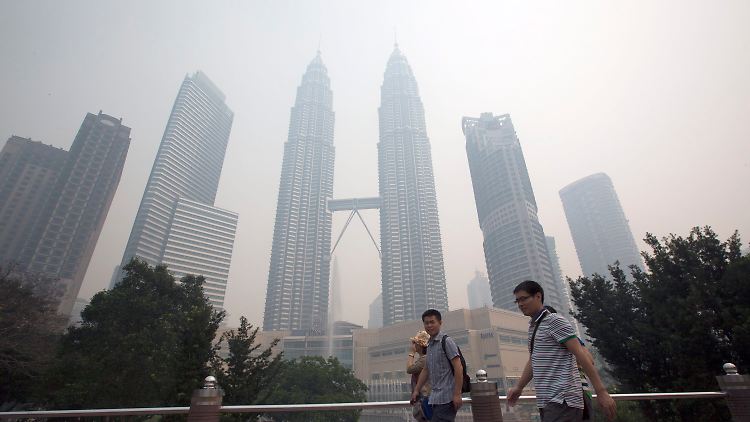 Die Petronas Towers in Kuala Lumpur verschwinden fast im Smog.