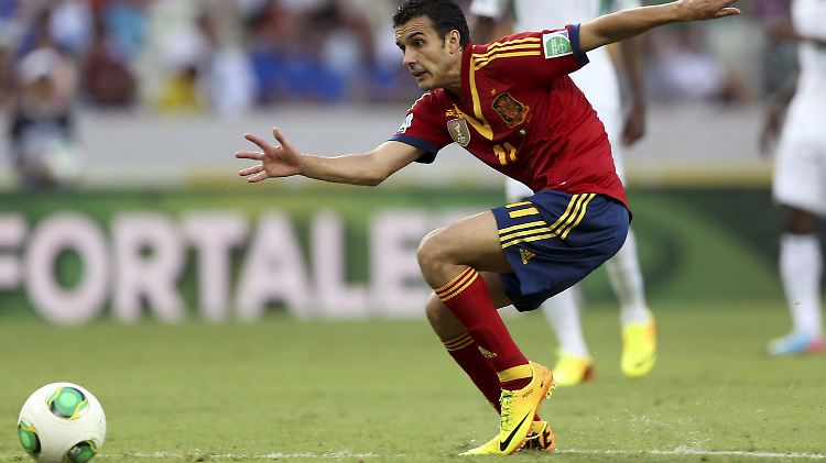 Sieht aus wie Tanzen, ist aber Fußball: Pedro Rodriguez verfolgt den Ball. 