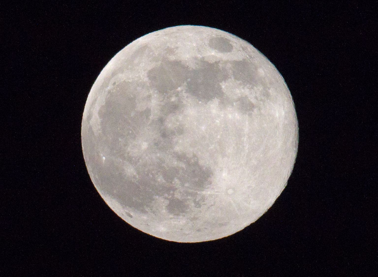 Der Mond: In rund 384.000 Kilometern Entferntung umkreist er die Erde. Normalerweise. 