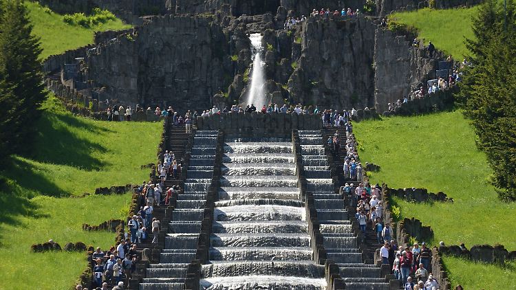 Die Wasserspiele unterhalb des Herkules im Bergpark Wilhelmshöhe in Kassel.