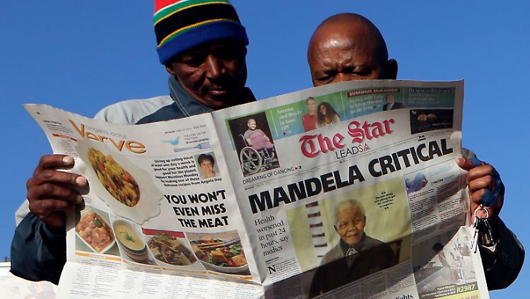 Die Menschen in Südafrika leiden mit Nelson Mandela.