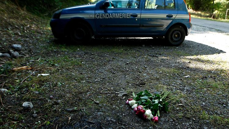 Auf einem Parkplatz in den französischen Alpen feuerte der Täter auf seine Opfer.