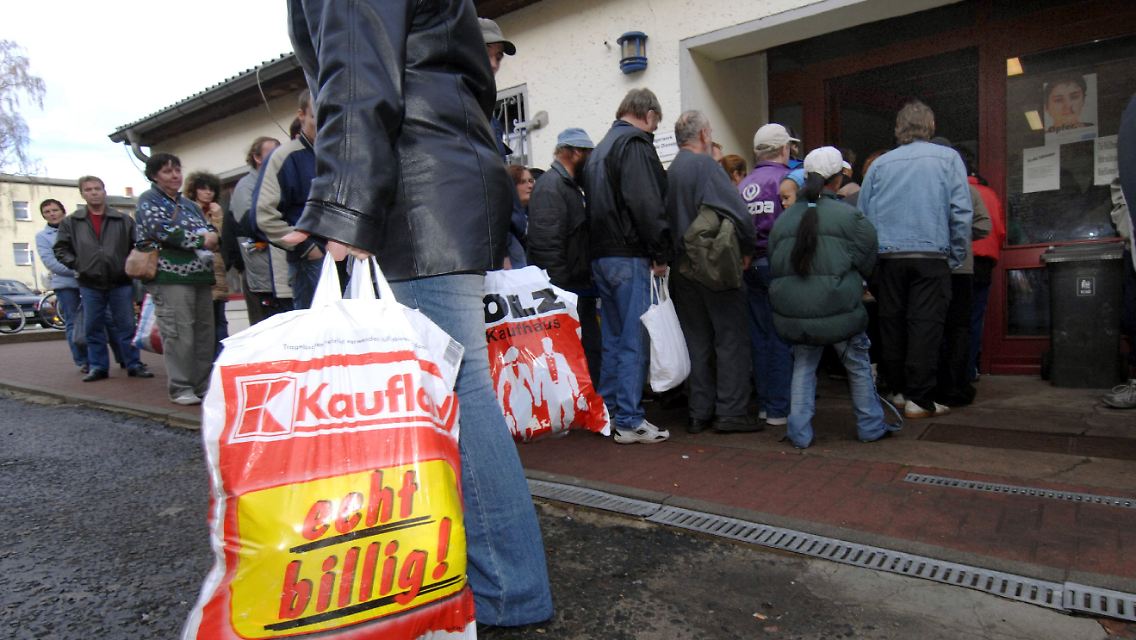 Vor dem Gebäude der Demminer Tafel warten Bedürftige auf die Ausgabe von Lebensmitteln. Die ärmste Region in Deutschland ist Vorpommern. Dort leben 27 Prozent der Bürger an oder unter der Armutsschwelle.