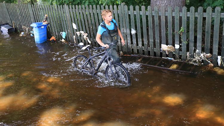 Es sieht schlimm aus in den überfluteten Dörfern Sachsen-Anhalts. Hier in Schönhausen an der Elbe. Das Wasser geht nur ganz allmählich zurück.