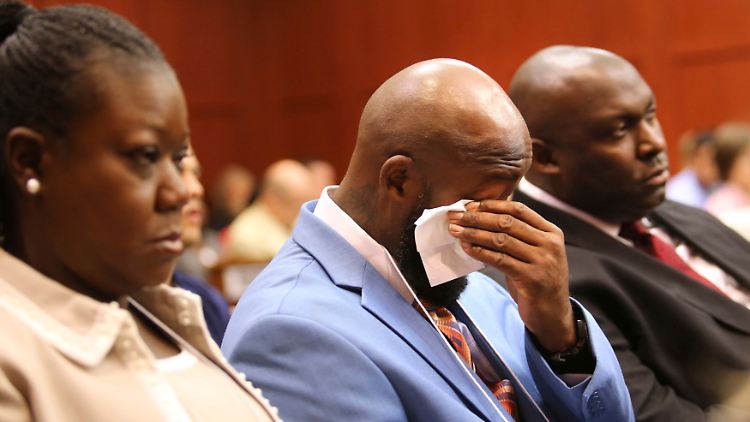 Ein schwerer Tag für Trayvon Martins Vater: Als der Tod seines Sohnes beschrieben wird, kommen die Tränen.
