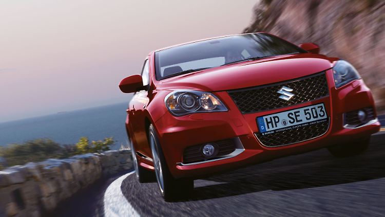 Serienmäßig stark ausgestattet: der Kizashi von Suzuki.