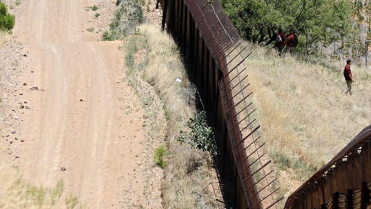 Eine Grenze, zwei Welten: Die Straße auf der US-Seite der Grenze zu Mexiko könnte bald von noch mehr Patrouillenfahrzeugen genutzt werden. 