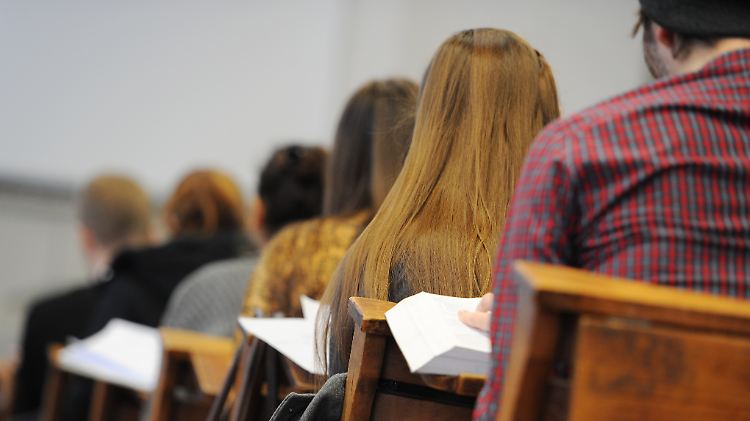 Im Vergleich zum Rest der OECD-Staaten drücken wenig Deutsche die harten Bänke in den Hörsälen.