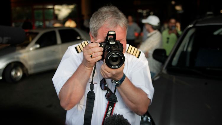 Im Flughafen von Havann veralbert einer der russischen Piloten die Journalisten, indem er zurückfotografiert.