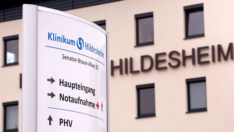 Im örtlichen Krankenhaus sowie in privaten Wohnungen soll der Täter zugeschlagen haben.