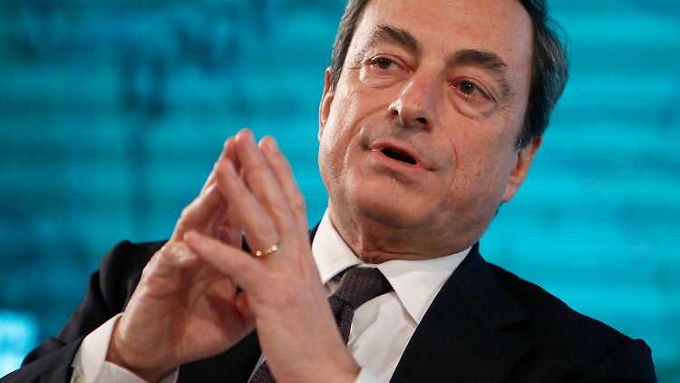 "Der Ausstieg liegt noch in weiter Ferne, da die Inflation niedrig ist und die Arbeitslosigkeit hoch ist", stellt EZB-Präsident Mario Draghi klar.