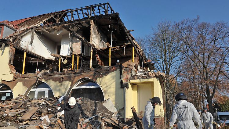 Beate Zschäpe soll beim Anzünden ihrer Wohnung sehr gründlich vorgegangen sein: Ermittler fanden an 19 Stellen Benzin.