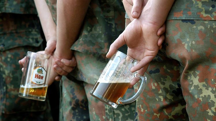 Beim Rückkehrappell für die aus Afghanistan heimgekehrten Soldatinnen und Soldaten in der Georg-Friedrich-Kaserne in Fritzlar.