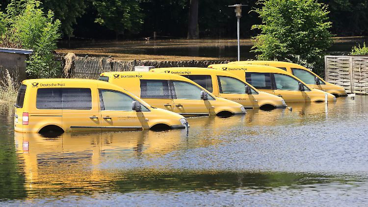In Schönhausen (Sachsen-Anhalt) läuft das Wasser allmählich ab. Diese Postautos standen ehemals bis zur Dachoberkante im Wasser.
