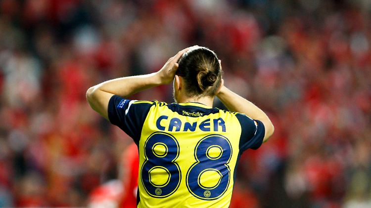 Symbolträchtiges Bild: Caner Erkins Verein, Fenerbahçe Istanbul scheitert in der vergangenen Saison im Europa-League-Halbfinale an Benfica Lissabon. In der neuen Saison ist Fener nicht für die Champions-League-Qualifikation zugelassen.