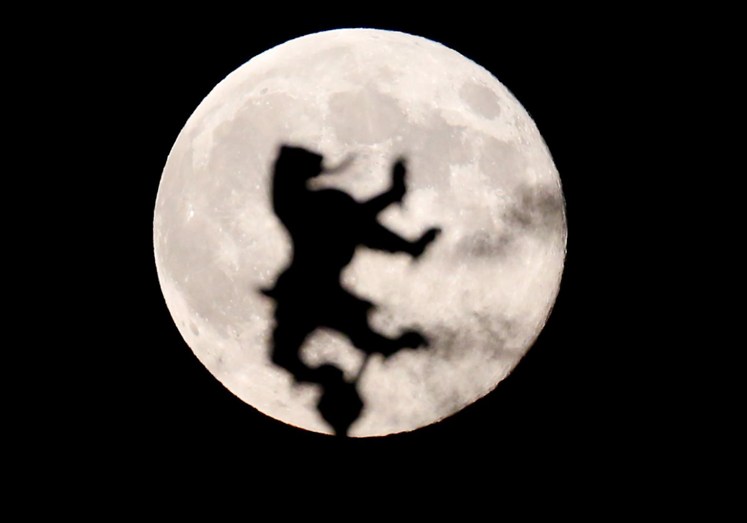 Kaum einem Himmelskörper wird so viel Macht über die Menschen zugeschrieben wie dem Mond.