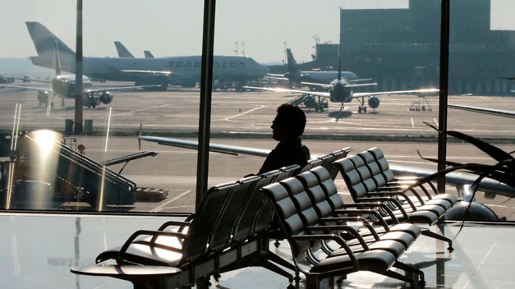 Schattenmann Snowden: Nur wenige wissen, ob sich der Whistleblower tatsächlich im Flughafen aufhält.