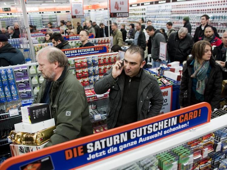 Viele Menschen informieren sich im Internet über Angebot und Preise bevor sie in einen Laden gehen - oder umgekehrt.