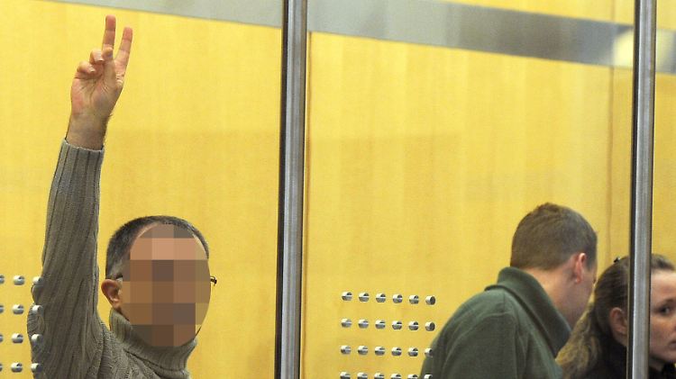 DHKP-C-Aktivist Sadi Naci Ö. (l.) steht im Februar 2012 wegen Mitgliedschaft in einer ausländischen terroristischen Vereinigung vor dem Oberlandesgericht Düsseldorf.