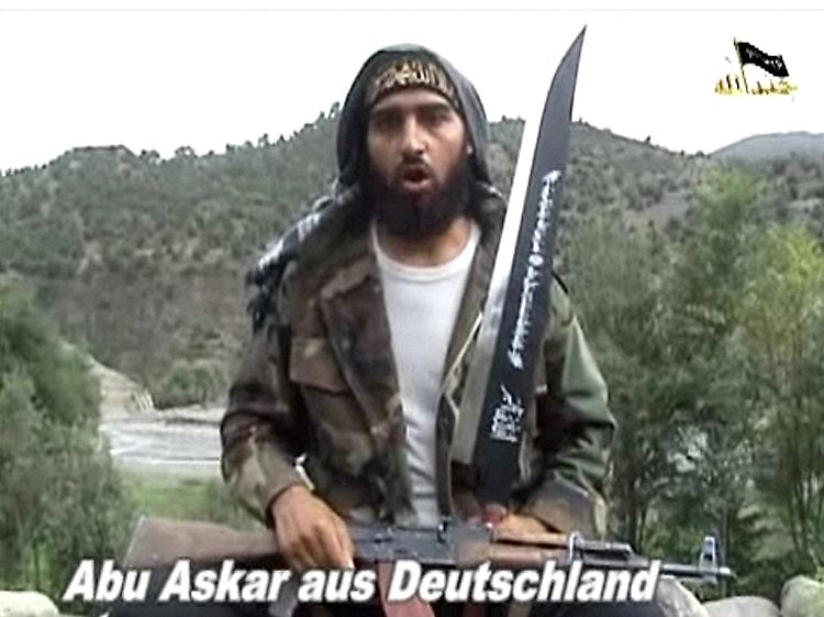 Screenshot eines Videos deutscher Islamisten, das Anfang Oktober 2009 im Internet aufgetaucht war. In der knapp einstündigen Botschaft sind mehrere aus Deutschland stammende mutmaßliche Terroristen zu sehen, die deutsche Muslime zum Heiligen Krieg aufrufen.