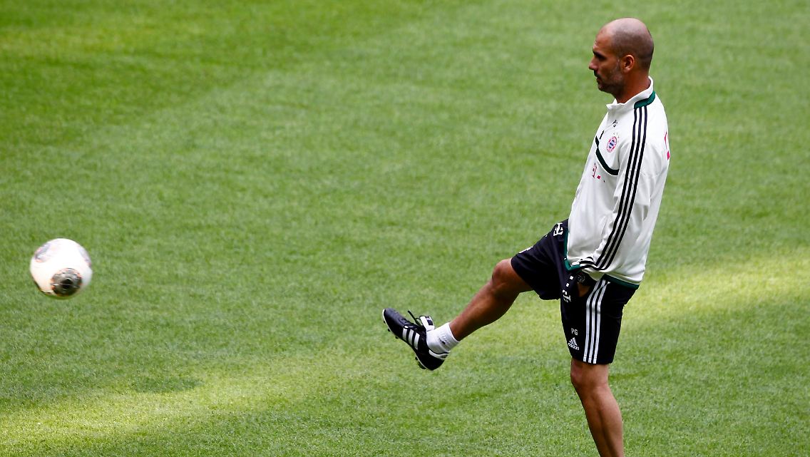17:02 Uhr, Trainingsjäckchen und Kick-Schuhe sitzen, auch der sonst so modebewusste Katalane trägt bei der Arbeit Zweckmäßiges.