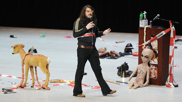 "Generaltanz den Erzschiller" nennt Meese seine Performance.