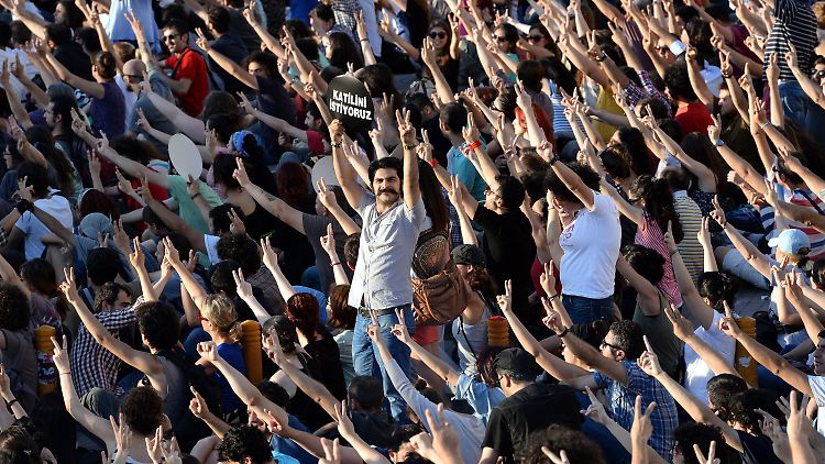 Alle von Twitter auf die Straße gelockt? Zehntausende protestieren gegen Erdogan.