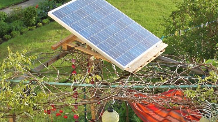 Solaranlagen müssen nicht auf dem Dach angebracht sein: Mini-Anlagen findet man beispielsweise auch auf dem Balkon oder im Garten.  