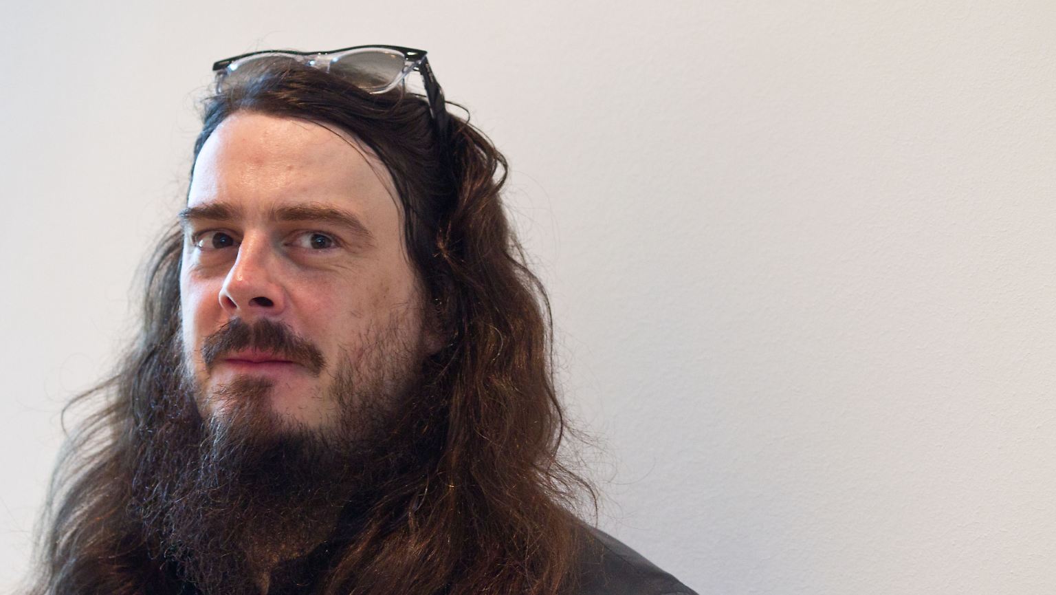 "Erleben Sie eine Nacht lang, wie Jonathan Meese Schiller auf der großen Schauspielbühne des Nationaltheaters tanzt", hieß es in der Ankündigung der 17. Internationalen Schillertage in Mannheim.