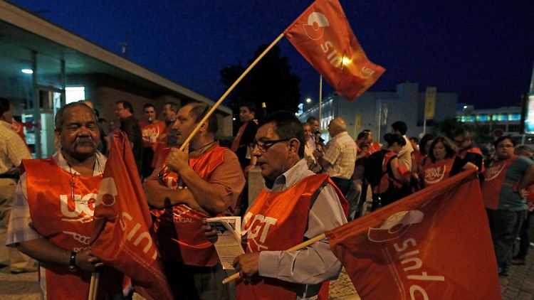 2013-06-27T002706Z_1186821774_GM1E96R0NCU01_RTRMADP_3_PORTUGAL_STRIKE.JPG1741290480839307150.jpg