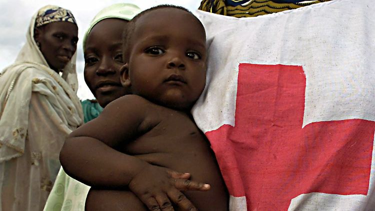 Ein Kind in einem Flüchtlingslager erhält Hilfe vom Roten Kreuz.