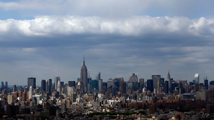 Bestimmendes Wahrzeichen in Midtown Manhattan: Das Empire State Building überragt die Silhouette der Stadt.