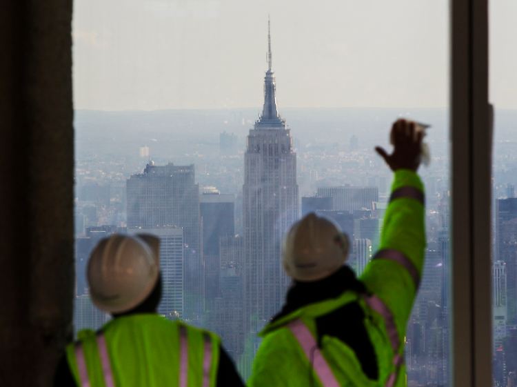 Ungewohnte Perspektive: Der Blick aus dem Fenster im 100. Stock des neuen WTC zeigt das Empire State Building von oben.
