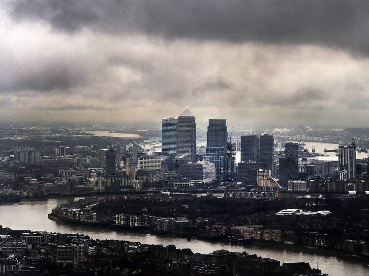 Die Londoner Regierung will die dunklen Konjunkturwolken vertreiben.