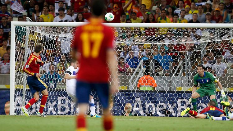 Wirkte manchmal etwas unkonzentriert: Italiens Towart Gianluigi Buffon (re.).
