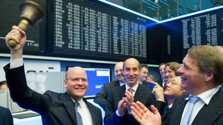Kion-Chef Gordon Riske läutet die Börsenglocke,