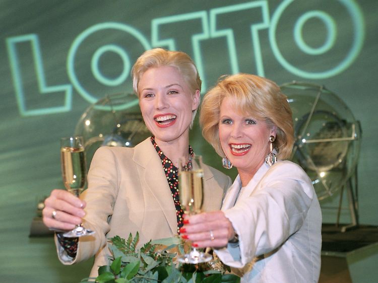 Stabübergabe: 1998 trat Reichenbacher in die Fußstapfen von Lottofee Karin Tietze-Ludwig (r.).