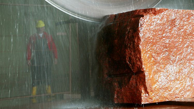 Material für Fensterbänke, Terassen, Küchen und Bürgersteige: Hier frisst sich eine 3,50 Meter hohe Diamantsäge durch einen rund fünf Tonnen schweren Steinblock.