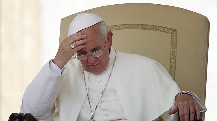 Ausgerechnet Papst Franziskus, der sonst für Dialog, Aufbruch und Barmherzigkeit steht, stellt beim Tiroler Ehepaar Martha und Gert Heizer die Exkommunikation fest.