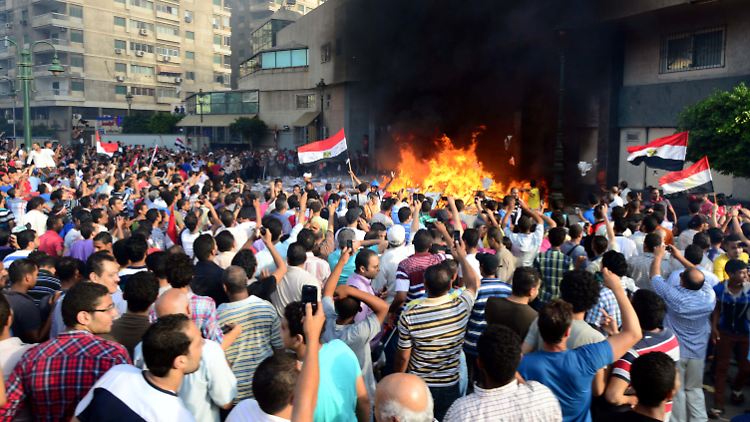 Gegner des ägyptischen Präsidenten Mursi greifen das Hauptquartier der Muslimbrüder in Alexandria an.