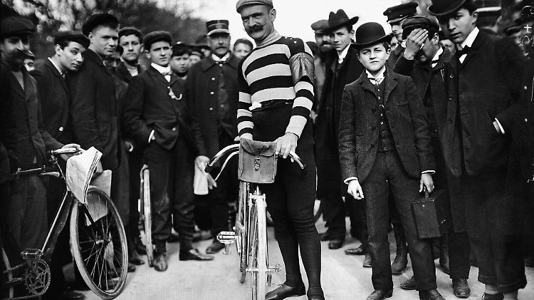 Helden in Strumpfhosen: So sahen die Fahrer zu den Anfängen der Tour-Historie aus.