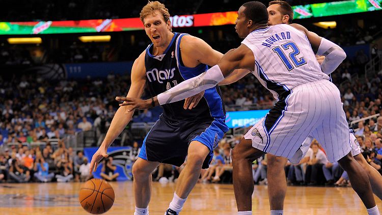 Duell der Superstars: Dirk Nowitzki gegen Dwight Howard. Bald könnten beide zusammen spielen.