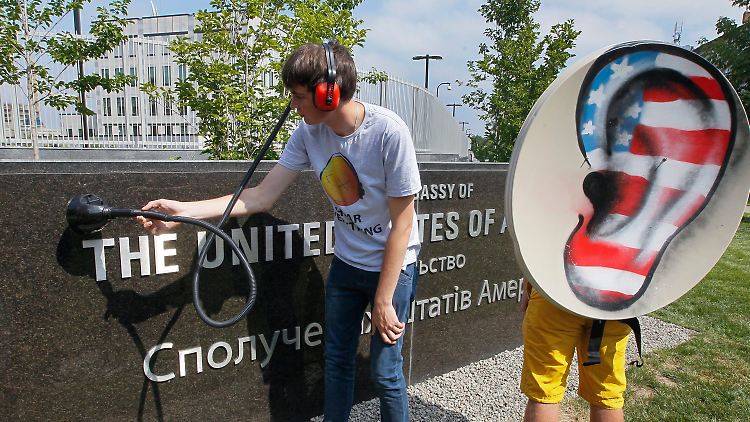 Vor der US-Botschaft in der Ukraine demonstrieren Menschen gegen die Abhörwut der USA.