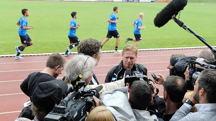 Hoffenheims Coach Markus Gisdol nahm das Training mit 20 Spielern auf, nachdem er zuvor zehn Profis aussortiert hatte.