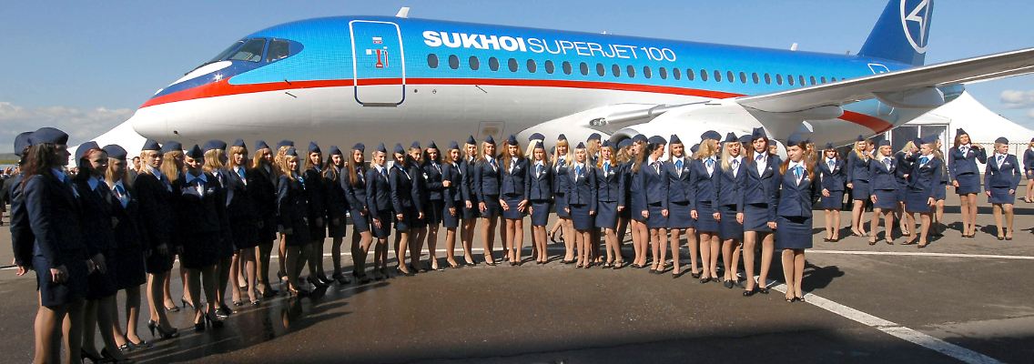 Der ganze Stolz Russlands: Ein Superjet 100, eingerahmt von Flugbegleiterinnen.
