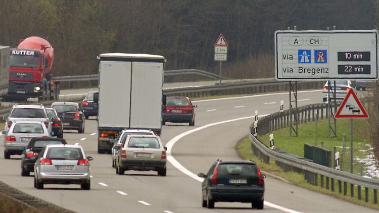 Zahlreiche Transitreisende von Deutschland in Richtung Schweiz meiden den Vignettenpflichtigen Pfändertunnel und fahren durch das Stadtgebiet von Bregenz - auch wenn es etwas länger dauert.